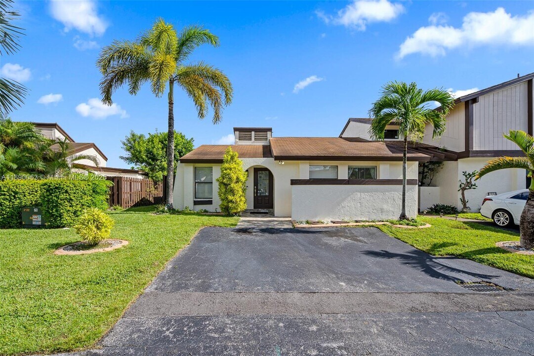 12725 SW 66th St in Miami, FL - Building Photo