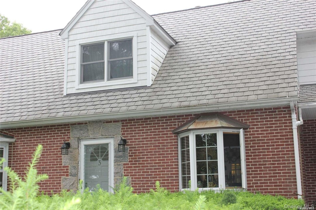 3 Meadowbrook Dr in Huntington Station, NY - Building Photo