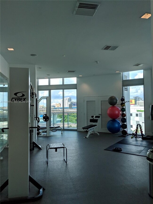 350 S Miami Ave in Miami, FL - Building Photo - Building Photo