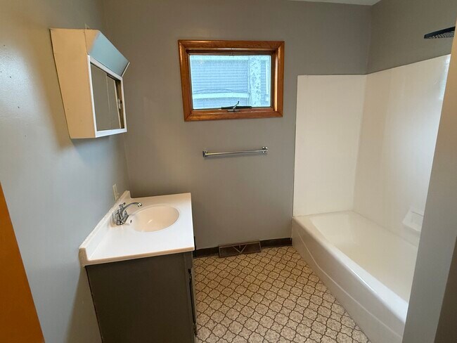 103 E Seneca St in Oswego, NY - Building Photo - Building Photo