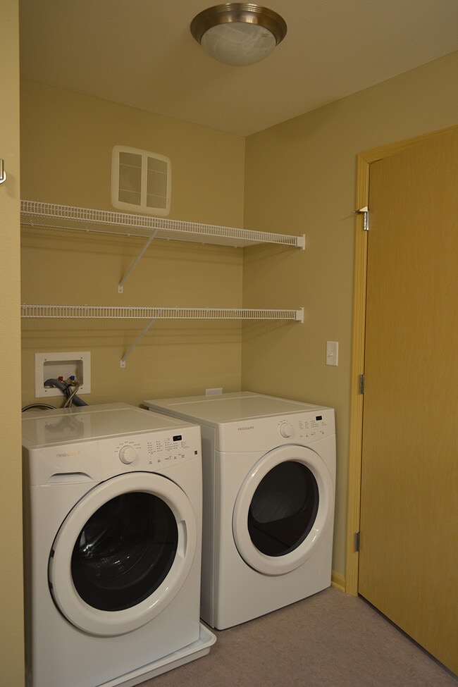 Coral Ridge Senior (55+) Apartments in Coralville, IA - Building Photo - Building Photo