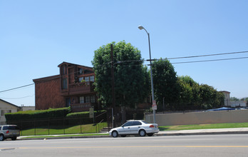 Riata Apartments in Canoga Park, CA - Building Photo - Building Photo