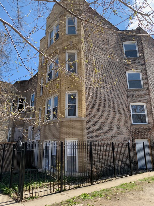 4443 W Gladys Ave in Chicago, IL - Building Photo