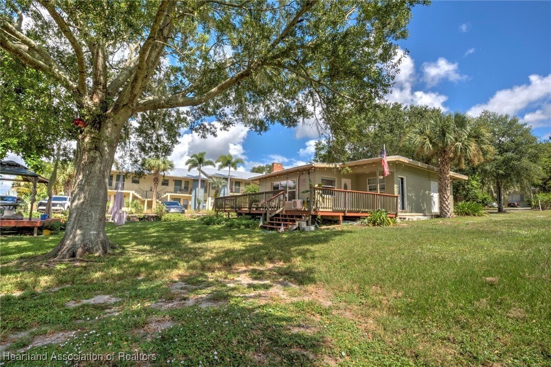 2175 Lakeview Dr in Sebring, FL - Building Photo