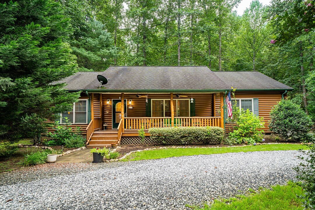 281 Raven Blvd in Lake Lure, NC - Building Photo