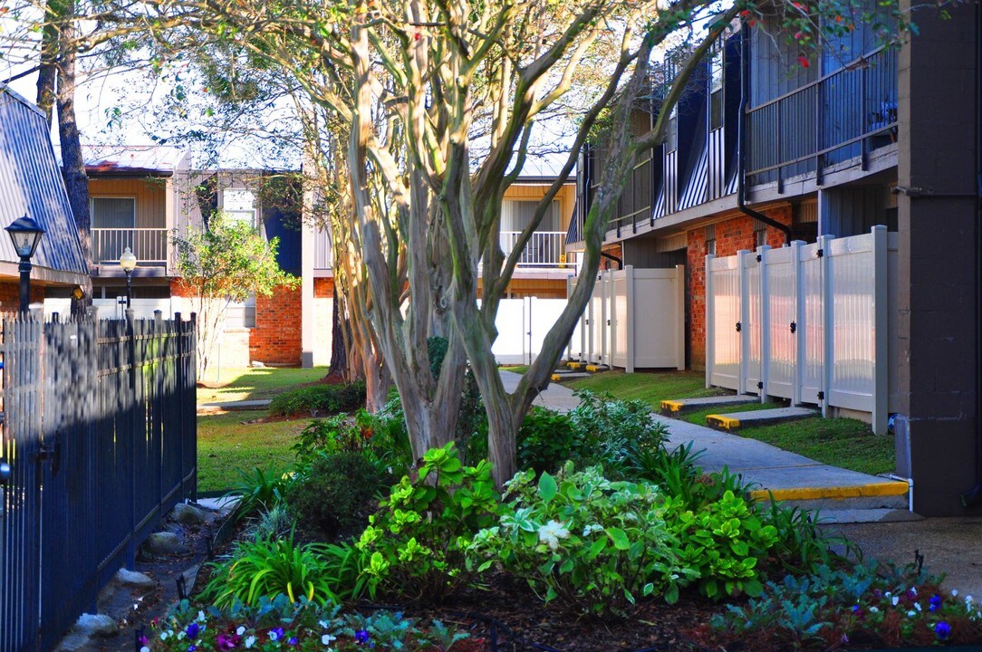 Hampton Court Apartments in Baton Rouge, LA - Building Photo