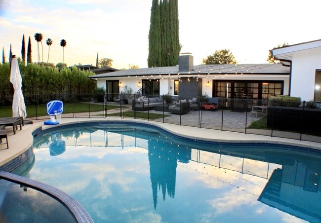 4820 Abbeyville Ave in Woodland Hills, CA - Building Photo - Building Photo