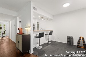 8702 Village Dr in San Antonio, TX - Building Photo