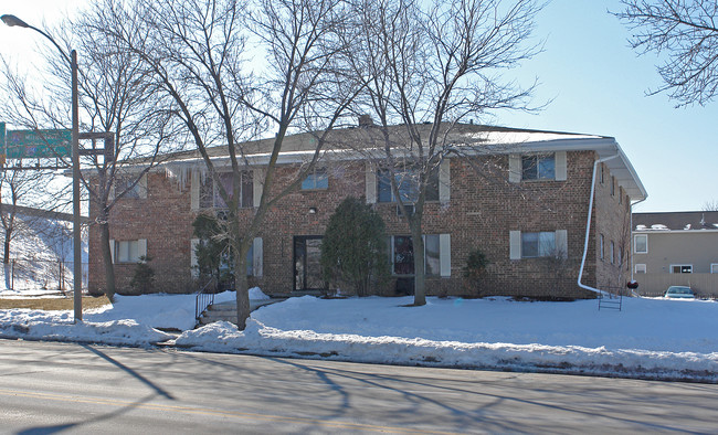 5679 S 13th St in Milwaukee, WI - Foto de edificio - Building Photo