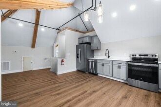 320 W King St, Unit 4 in East Berlin, PA - Building Photo - Building Photo