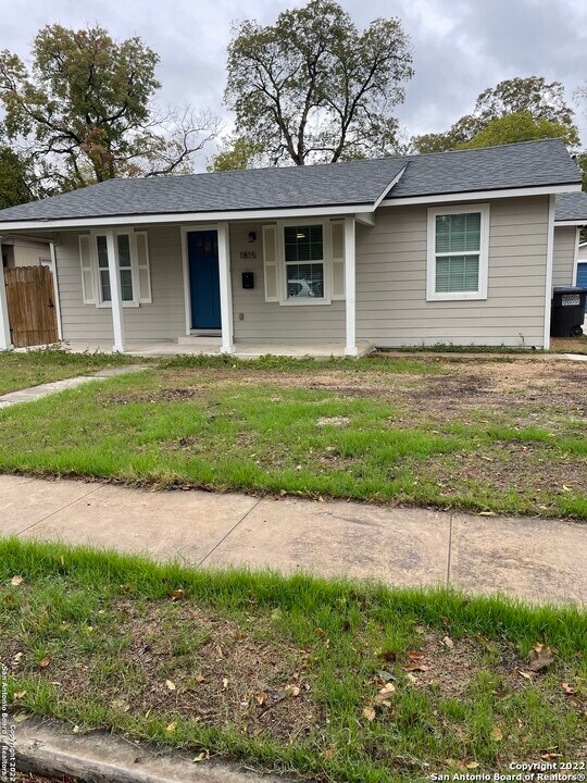 1815 Santa Barbara St in San Antonio, TX - Building Photo