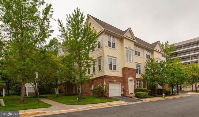 8067 Nicosh Cir Ln in Falls Church, VA - Foto de edificio - Building Photo