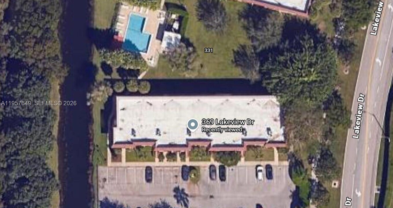 369 Lakeview Dr in Weston, FL - Building Photo