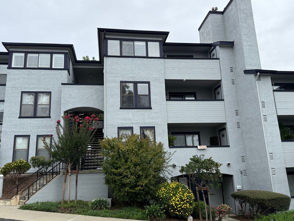 947 Fletcher Ln in Hayward, CA - Building Photo