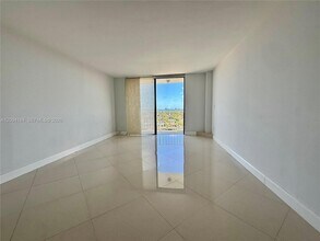 2350 NE 135th St, Unit 1207 in North Miami, FL - Foto de edificio - Building Photo