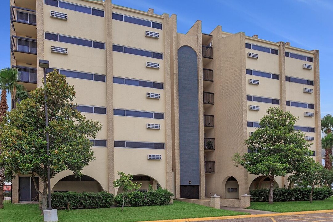 Edinburg Village Apartments in Edinburg, TX - Building Photo