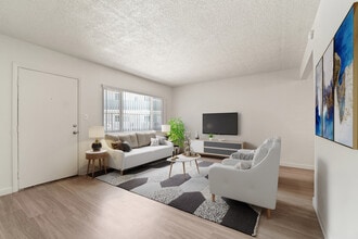 Stonewood in Downey, CA - Foto de edificio - Building Photo