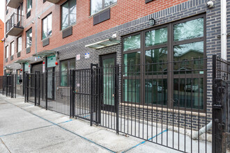 10629 Guy R Brewer Blvd in Jamaica, NY - Foto de edificio - Building Photo