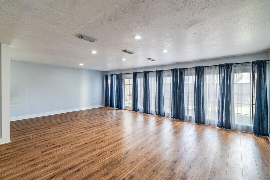 3939 Knollcrest Dr in Montgomery, TX - Building Photo