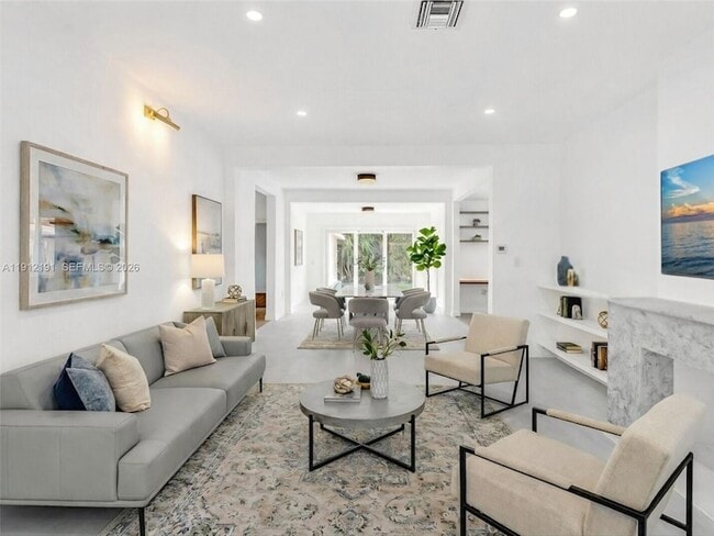 9324 Byron Ave in Surfside, FL - Foto de edificio - Building Photo