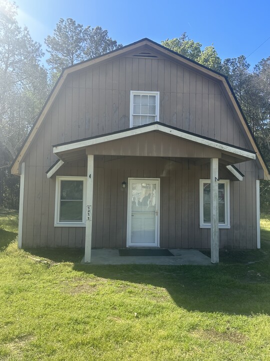 1011 Pink House in Moncks Corner, SC - Building Photo