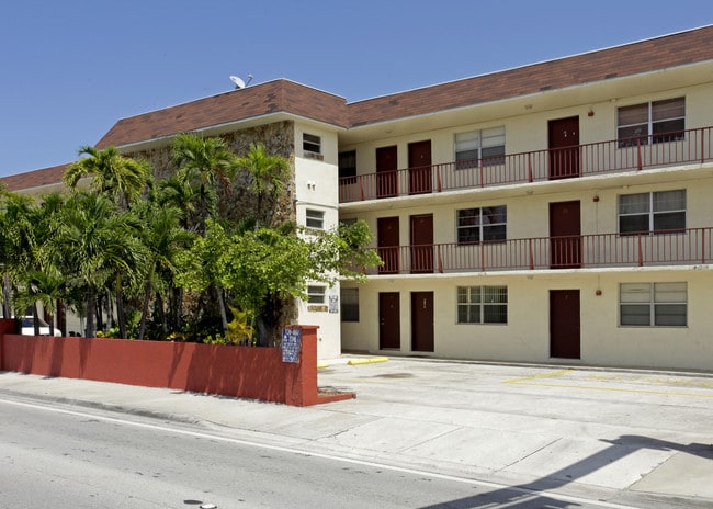 Michael Apartments in North Miami, FL - Foto de edificio - Building Photo