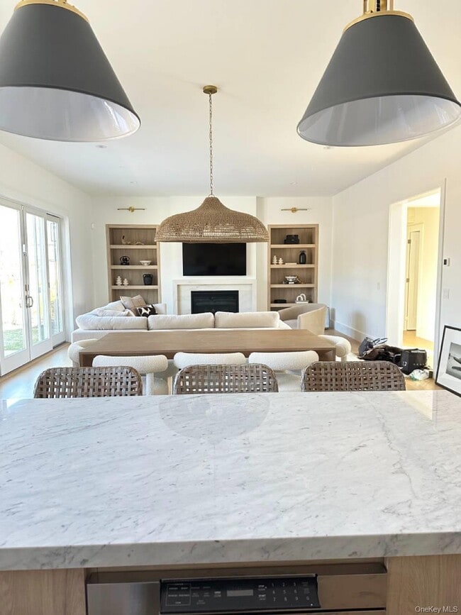 14 Happy Ln in Westhampton Beach, NY - Building Photo - Building Photo