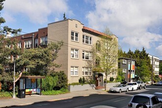 Catalina Apartments in Seattle, WA - Building Photo - Building Photo