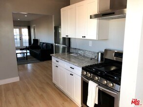 946 E Thompson Blvd in Ventura, CA - Building Photo - Building Photo