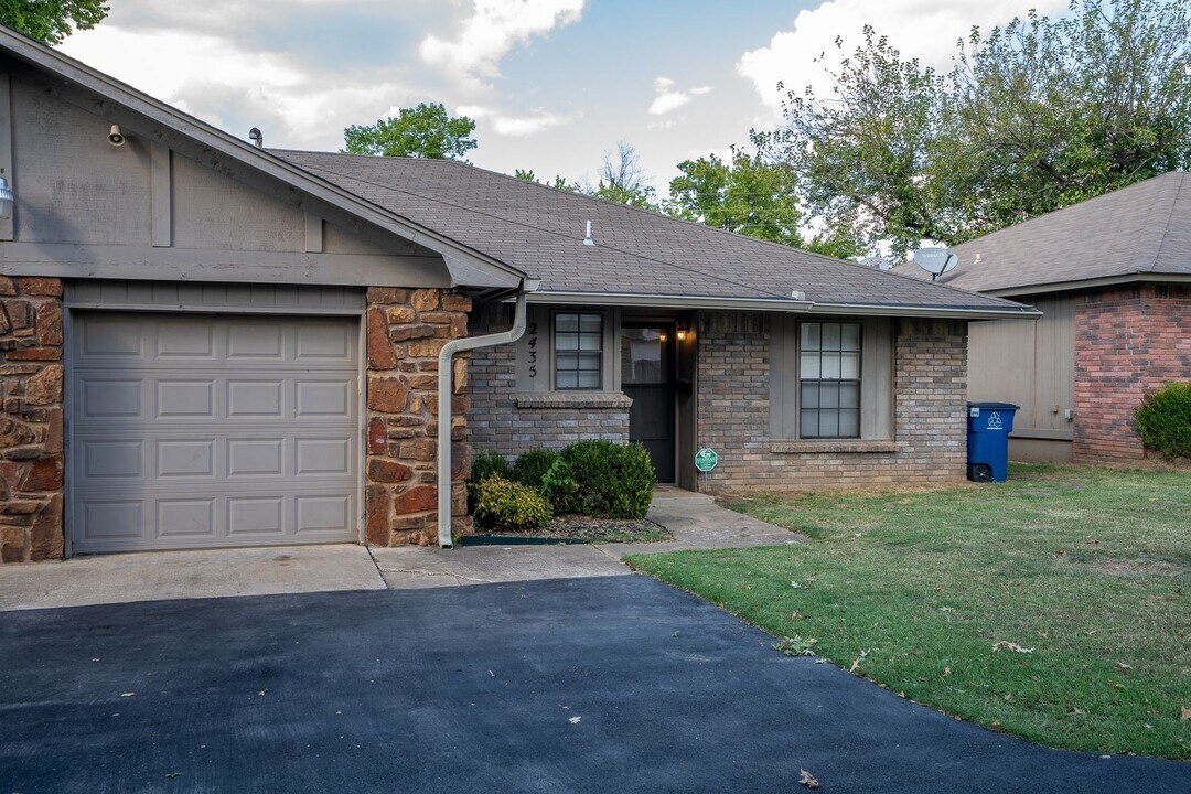 2435 E 55th Ct in Tulsa, OK - Building Photo