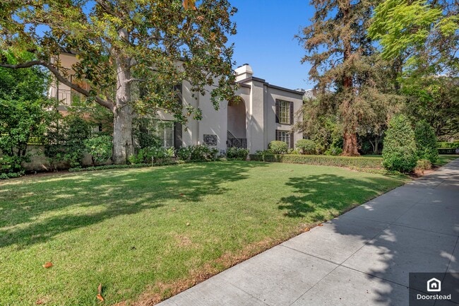 535 S Orange Grove Blvd, Unit 12 in Pasadena, CA - Building Photo - Building Photo