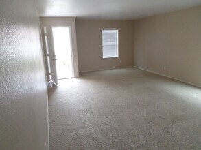 137 Ropango Way in Hemet, CA - Building Photo - Building Photo