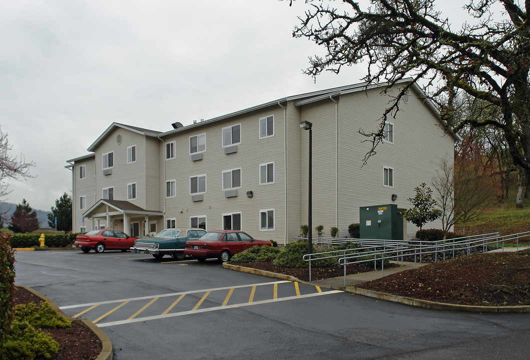 Meadow Creek Retirement Center in Roseburg, OR - Foto de edificio