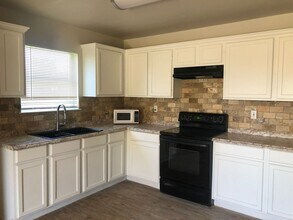 301 Thornton St in Merkel, TX - Building Photo - Building Photo