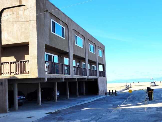 1001 Seal Way, Unit Two in Seal Beach, CA - Building Photo - Building Photo
