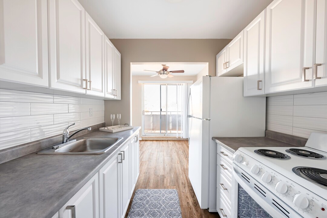 Franklin Manor Apartments in Kitchener, ON - Building Photo