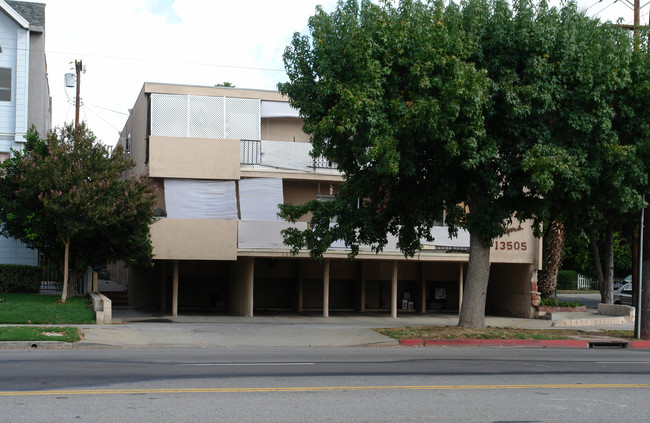 13505 Burbank Blvd in Van Nuys, CA - Building Photo - Building Photo