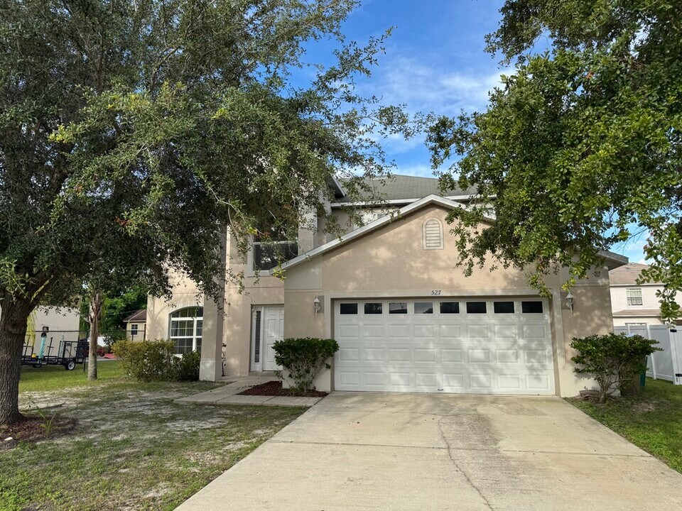 527 Bristol Cir in Kissimmee, FL - Building Photo