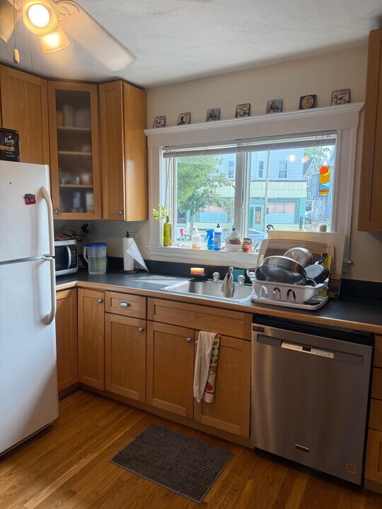 881 Broadway, Unit 1 in Somerville, MA - Building Photo
