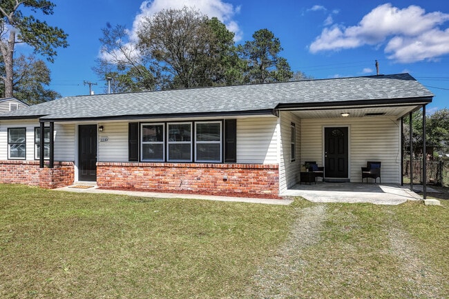 2210 N Fernwood Dr in Savannah, GA - Building Photo - Building Photo