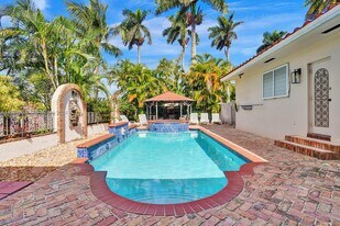 1049 N Southlake Dr in Hollywood, FL - Building Photo