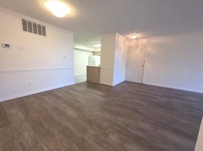 3115 Patrick Henry Dr, Unit Chateaux #520 in Falls Church, VA - Building Photo - Building Photo