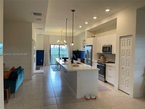 8175 NW 104th Ave in Doral, FL - Foto de edificio - Building Photo