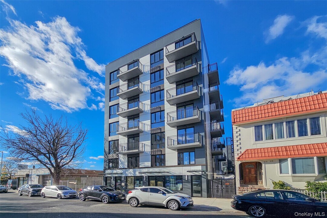 43-34 53rd St in Queens, NY - Building Photo