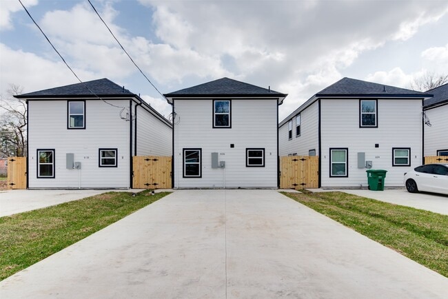 8128 Sterlingshire St in Houston, TX - Foto de edificio - Building Photo