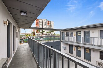 734 NW 80th St in Miami, FL - Foto de edificio - Building Photo