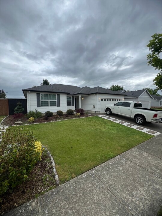 748 NE Summerfield St in McMinnville, OR - Building Photo