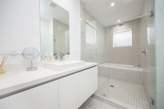 10366 NW 68th Terrace in Doral, FL - Building Photo - Building Photo