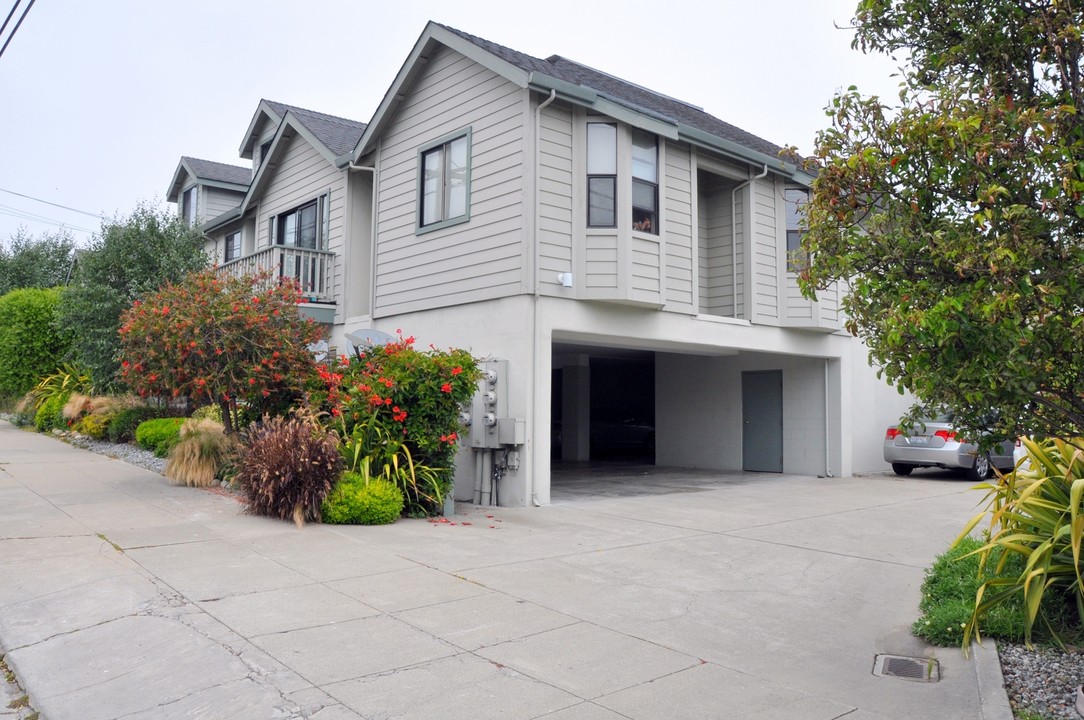 517 Fountain Avenue - Pacific Grove in Pacific Grove, CA - Foto de edificio