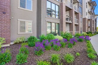 Gardner Station in West Jordan, UT - Foto de edificio - Building Photo